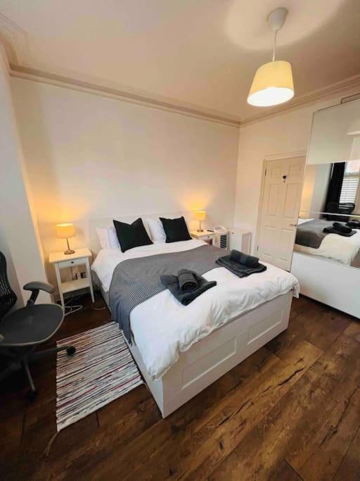 Lovely 2 Bedroom Ground Floor Flat With Garden. 런던 외부 사진