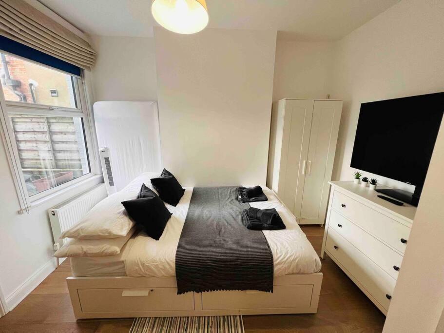 Lovely 2 Bedroom Ground Floor Flat With Garden. 런던 외부 사진