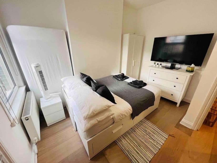 Lovely 2 Bedroom Ground Floor Flat With Garden. 런던 외부 사진