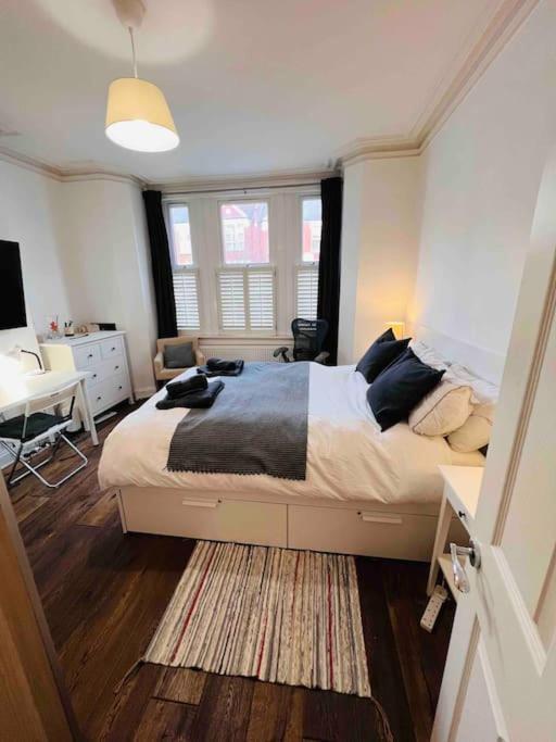 Lovely 2 Bedroom Ground Floor Flat With Garden. 런던 외부 사진