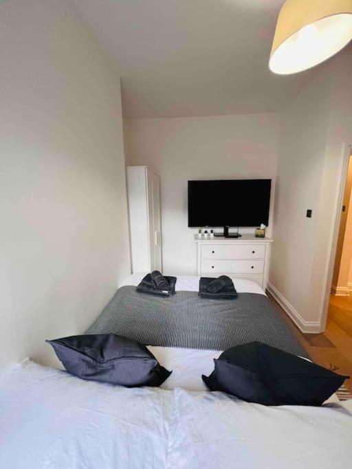 Lovely 2 Bedroom Ground Floor Flat With Garden. 런던 외부 사진
