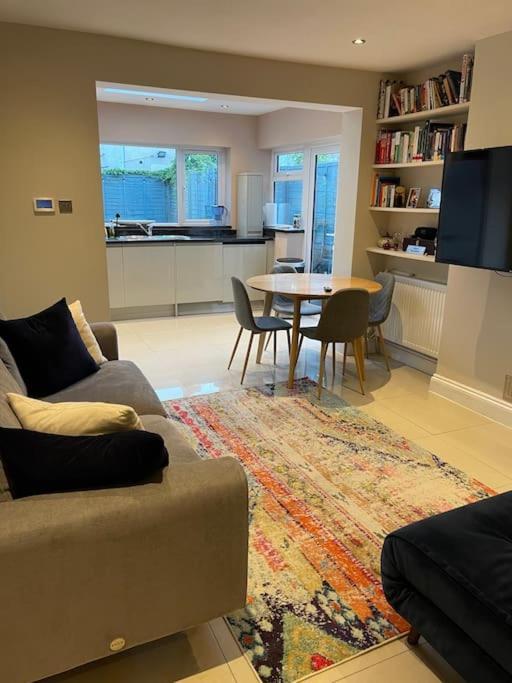 Lovely 2 Bedroom Ground Floor Flat With Garden. 런던 외부 사진