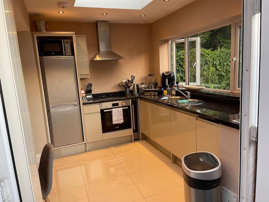 Lovely 2 Bedroom Ground Floor Flat With Garden. 런던 외부 사진