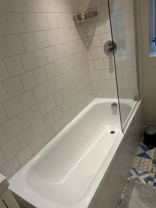 Lovely 2 Bedroom Ground Floor Flat With Garden. 런던 외부 사진
