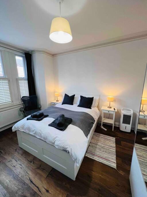 Lovely 2 Bedroom Ground Floor Flat With Garden. 런던 외부 사진