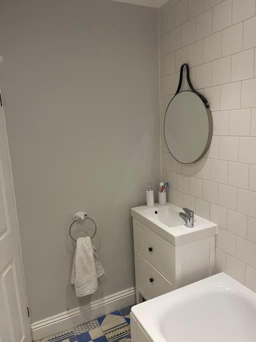 Lovely 2 Bedroom Ground Floor Flat With Garden. 런던 외부 사진