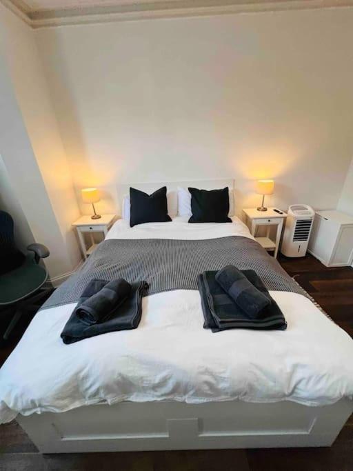 Lovely 2 Bedroom Ground Floor Flat With Garden. 런던 외부 사진