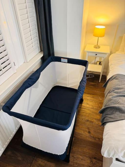 Lovely 2 Bedroom Ground Floor Flat With Garden. 런던 외부 사진