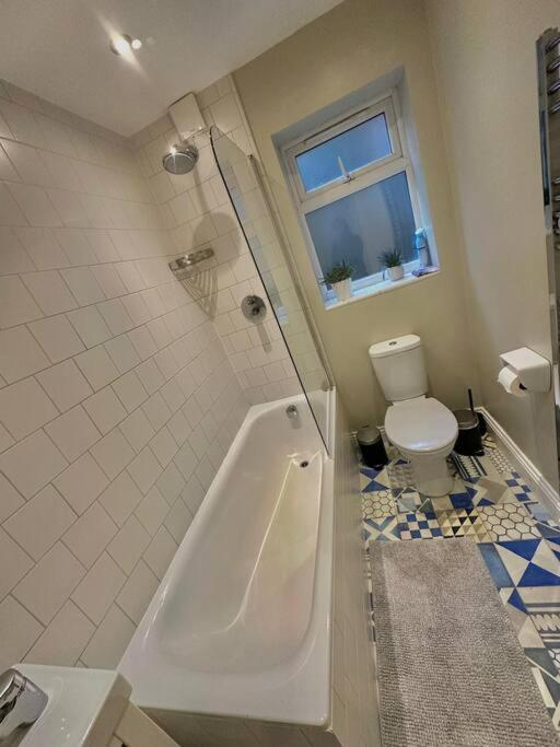 Lovely 2 Bedroom Ground Floor Flat With Garden. 런던 외부 사진