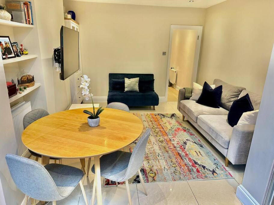 Lovely 2 Bedroom Ground Floor Flat With Garden. 런던 외부 사진