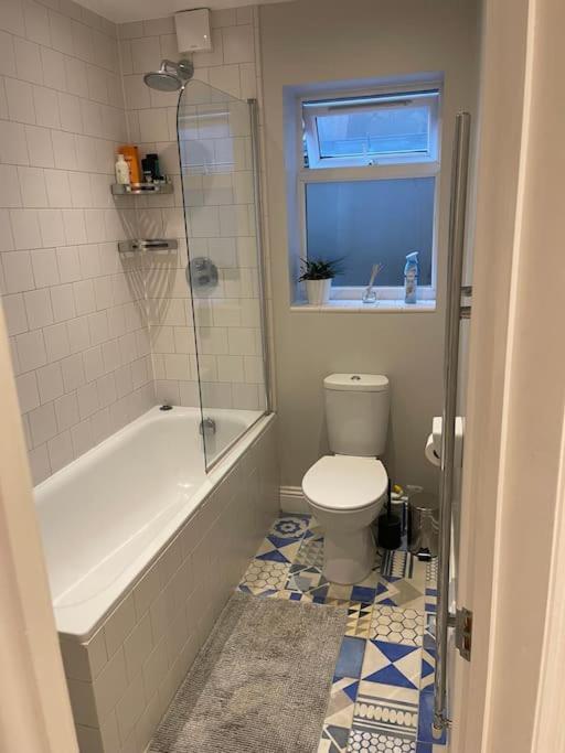 Lovely 2 Bedroom Ground Floor Flat With Garden. 런던 외부 사진