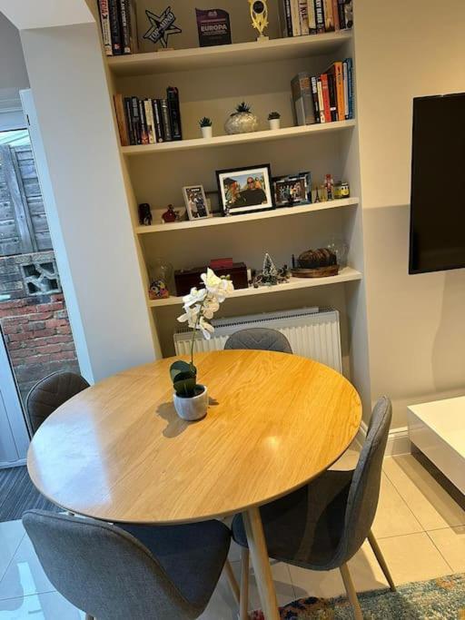 Lovely 2 Bedroom Ground Floor Flat With Garden. 런던 외부 사진