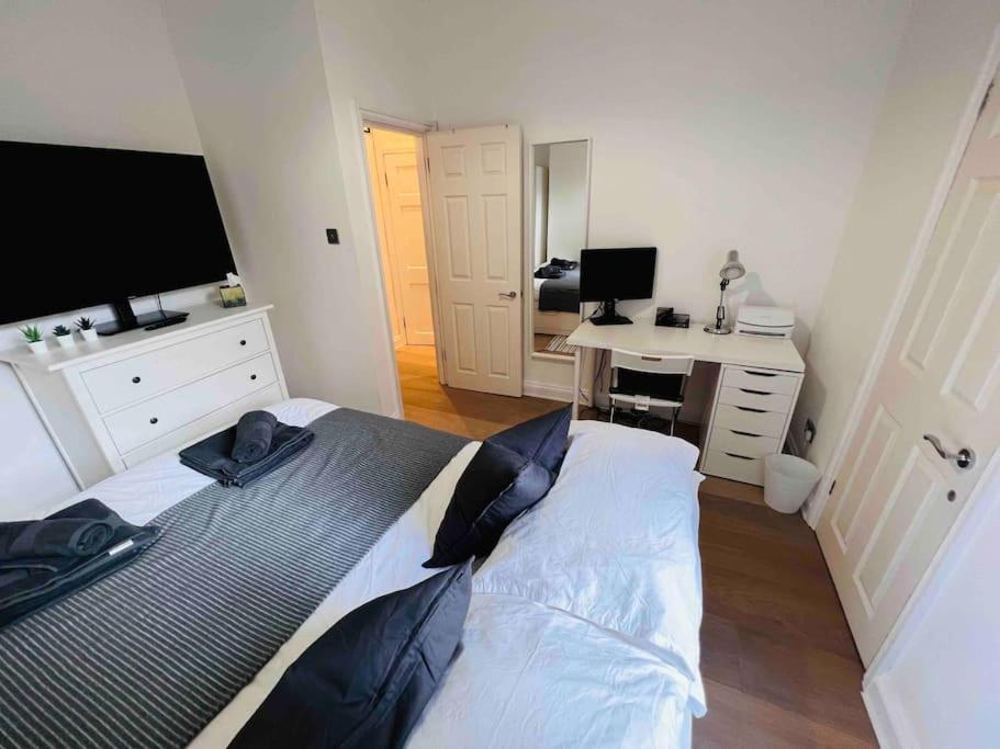 Lovely 2 Bedroom Ground Floor Flat With Garden. 런던 외부 사진
