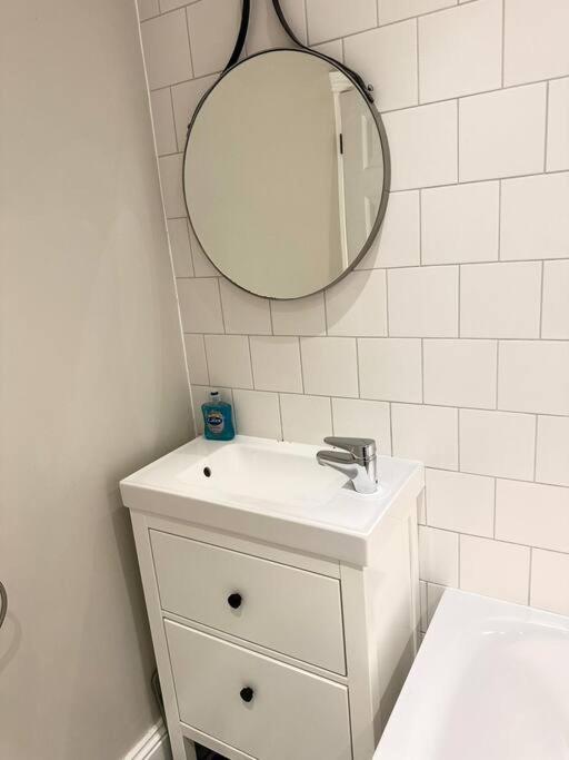 Lovely 2 Bedroom Ground Floor Flat With Garden. 런던 외부 사진