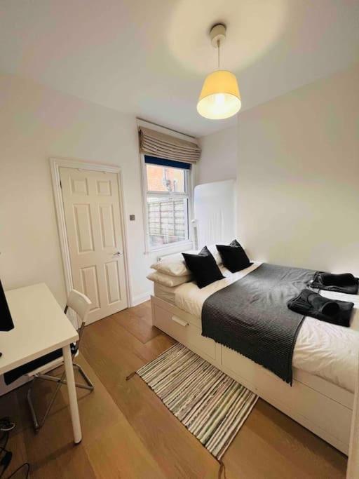 Lovely 2 Bedroom Ground Floor Flat With Garden. 런던 외부 사진