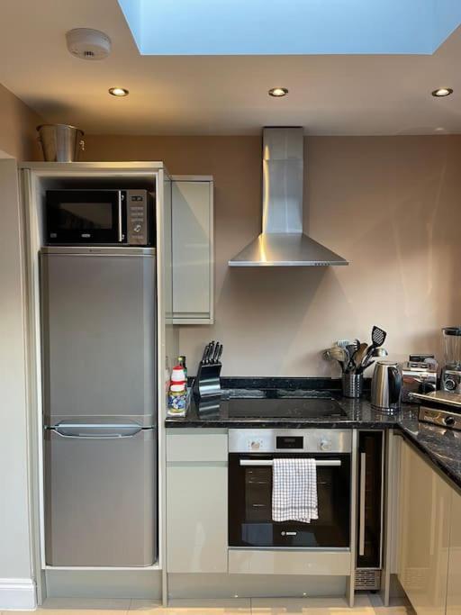 Lovely 2 Bedroom Ground Floor Flat With Garden. 런던 외부 사진