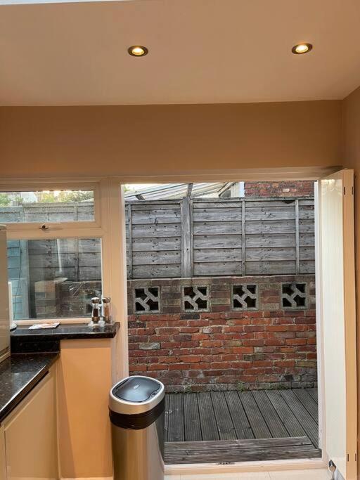 Lovely 2 Bedroom Ground Floor Flat With Garden. 런던 외부 사진