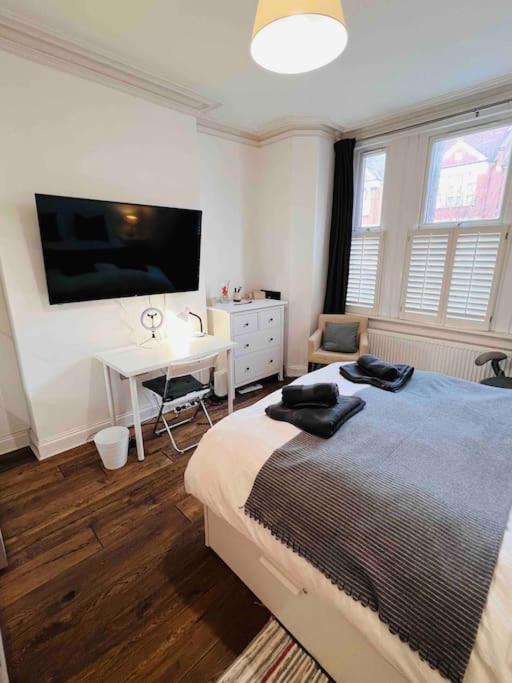 Lovely 2 Bedroom Ground Floor Flat With Garden. 런던 외부 사진