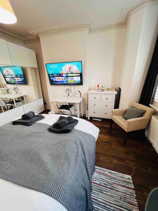 Lovely 2 Bedroom Ground Floor Flat With Garden. 런던 외부 사진