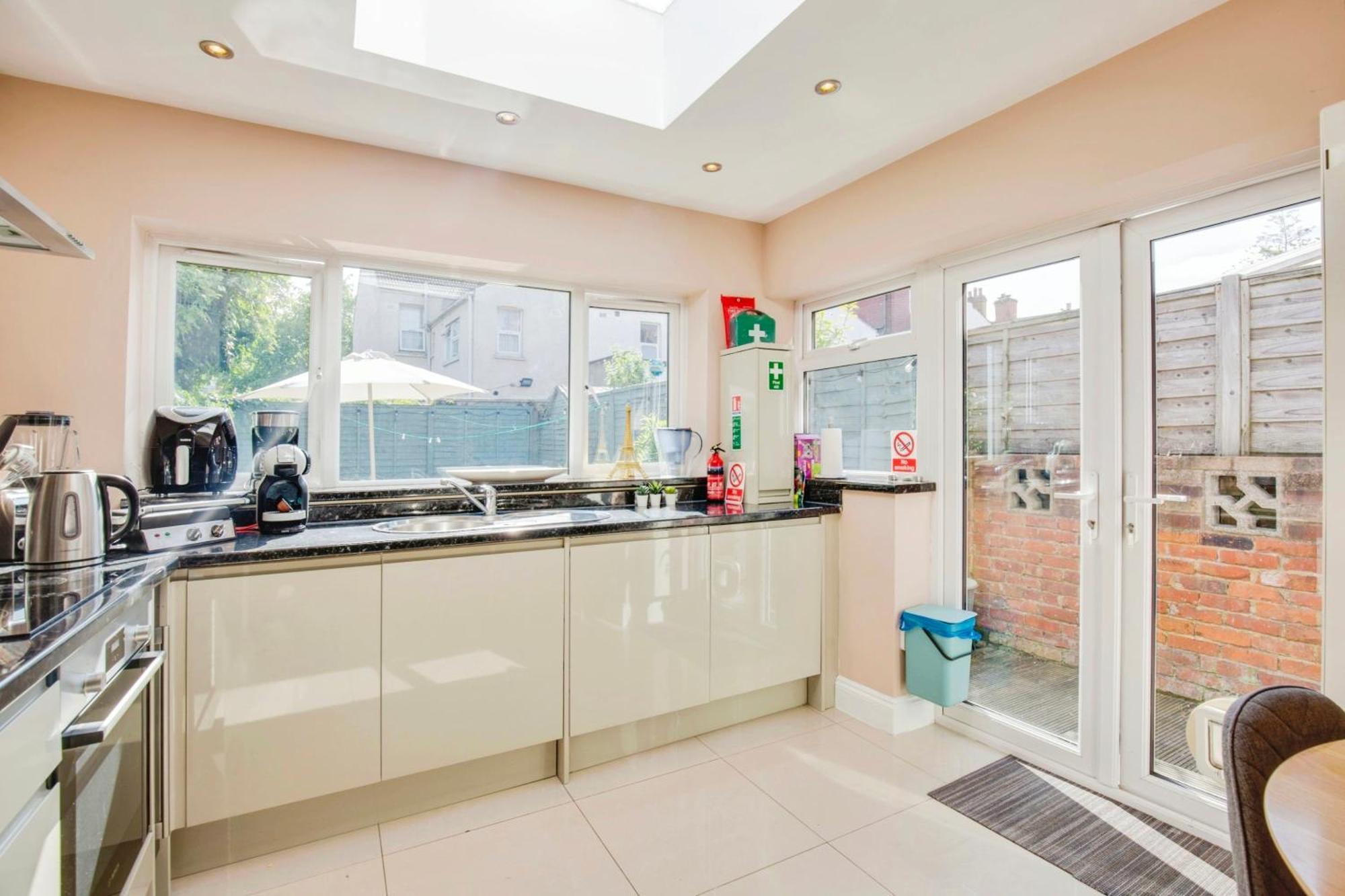 Lovely 2 Bedroom Ground Floor Flat With Garden. 런던 외부 사진